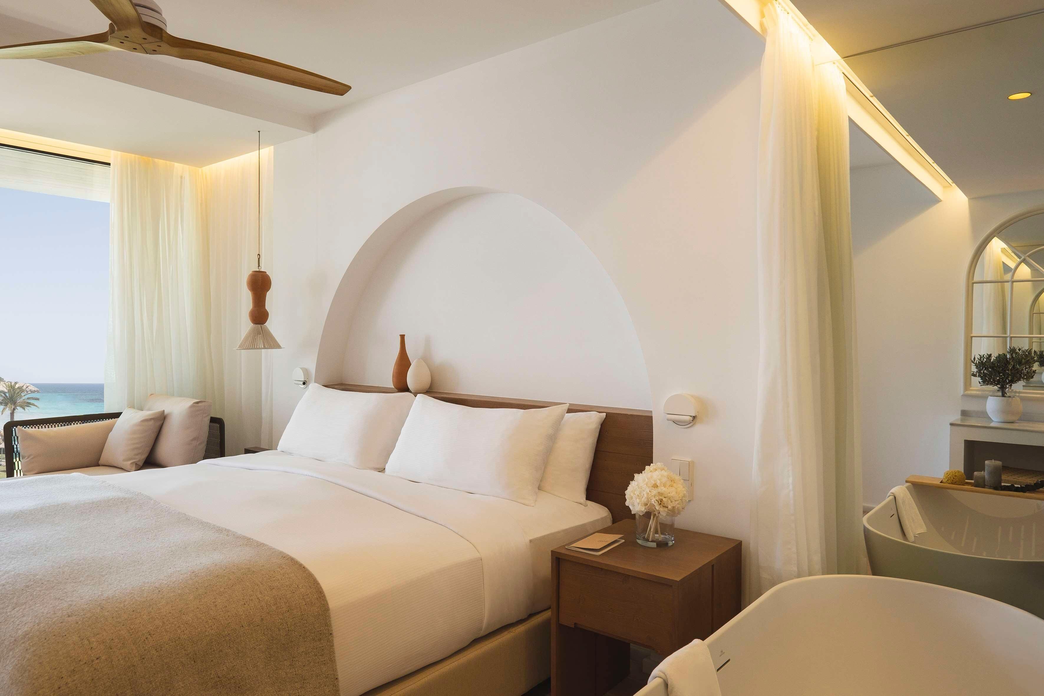 Luxe beddengoed, een minibar, een kluis op de kamer, een bureau