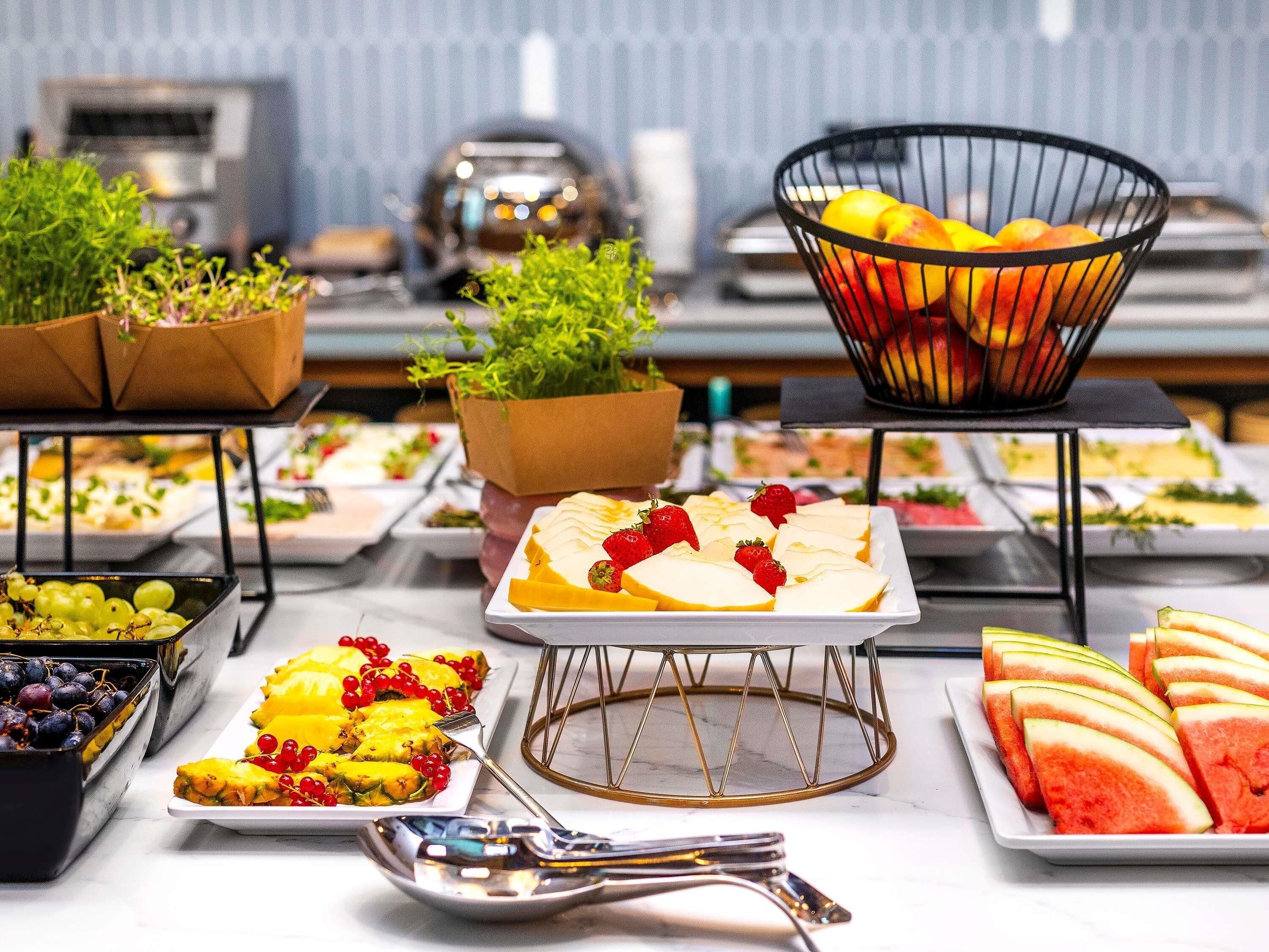 Een buffet met diverse soorten eten en bestek.