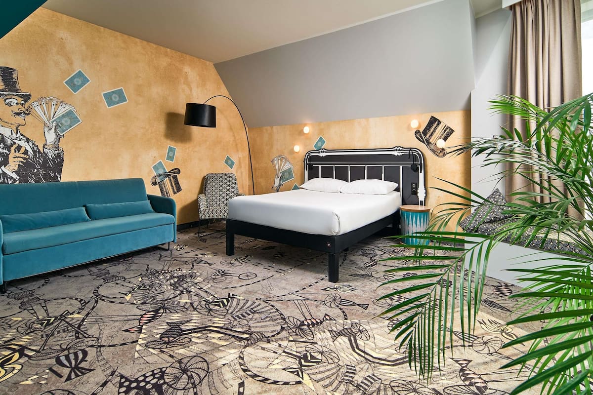 Standard Room, 1 Double Bed with Sofa bed, Balcony | Individually decorated, individually furnished, desk, laptop workspace