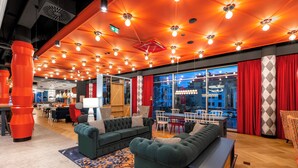 A modern lounge area with a sofa, chairs, and a table. - ibis Styles Szczecin Stare Miasto (Szczecin)