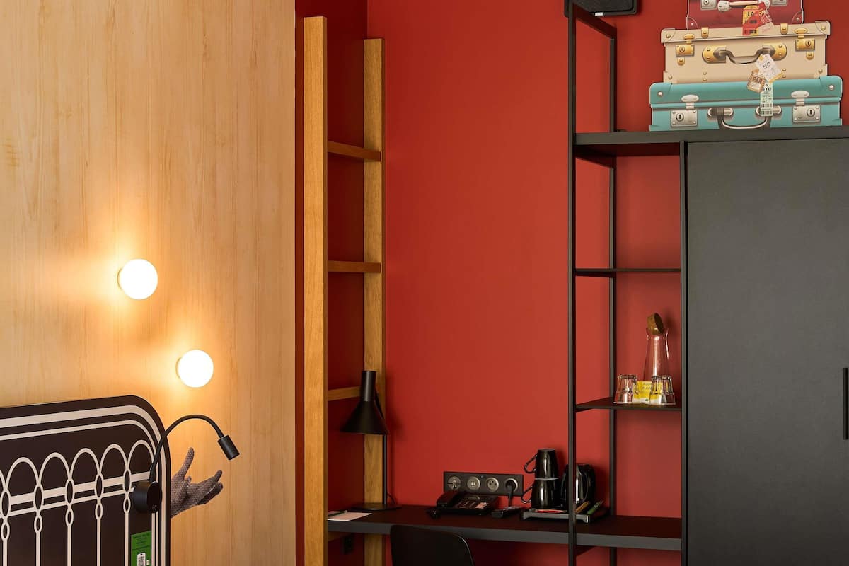 Individuell inredning, unika möbler, skrivbord och arbetsyta för laptop