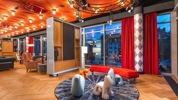 Ein modernes Interieur mit Holzboden, einer runden Sitzecke und einem großen Fenster mit Blick.