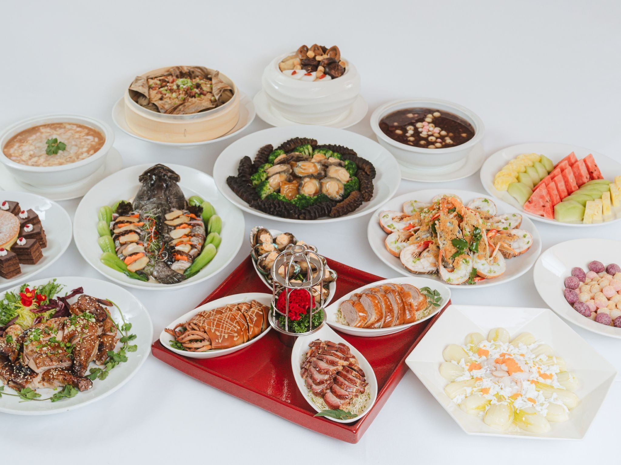 Une variété de plats disposés sur une table.