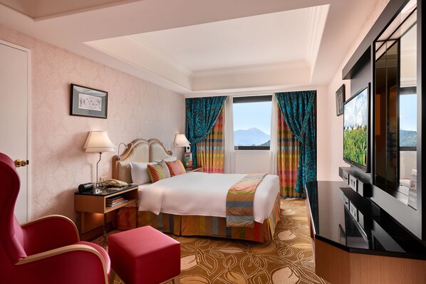 أغطية فراش متميزة وميني بار وخزنة داخل الغرفة ومكتب