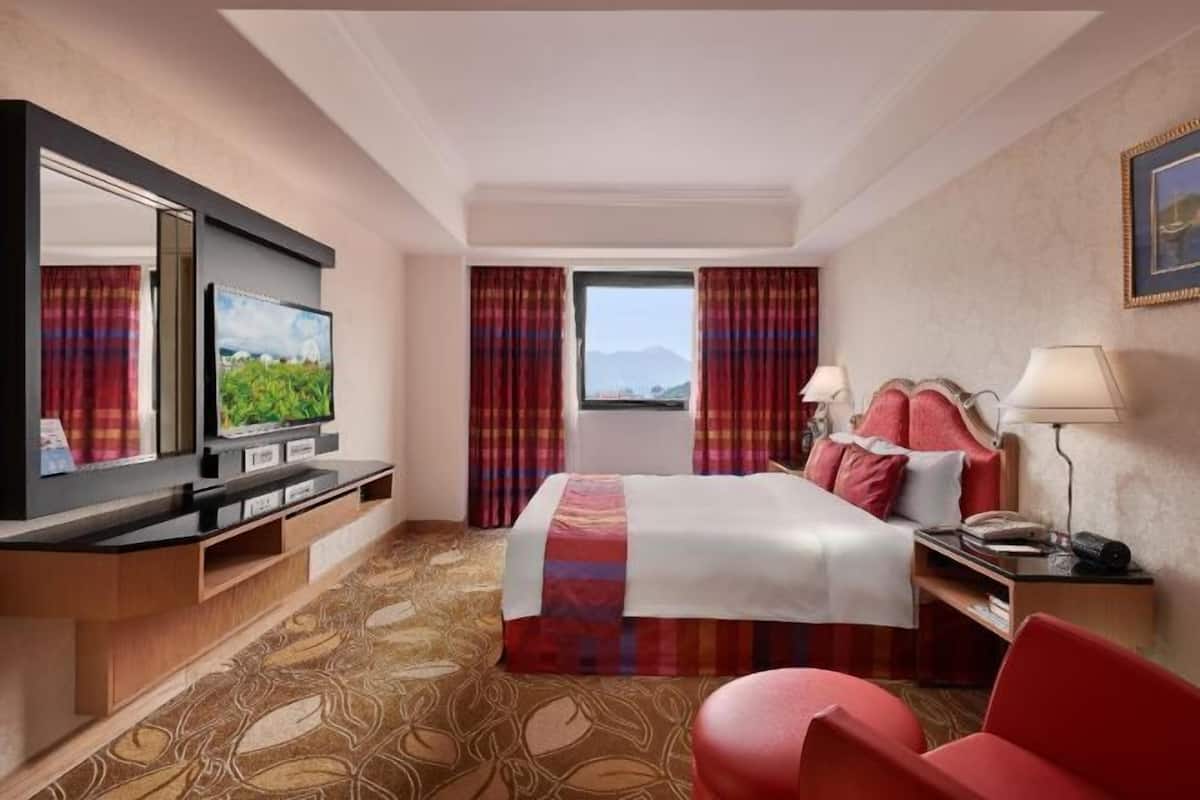 2 bedrooms, premium bedding, minibar, in-room safe