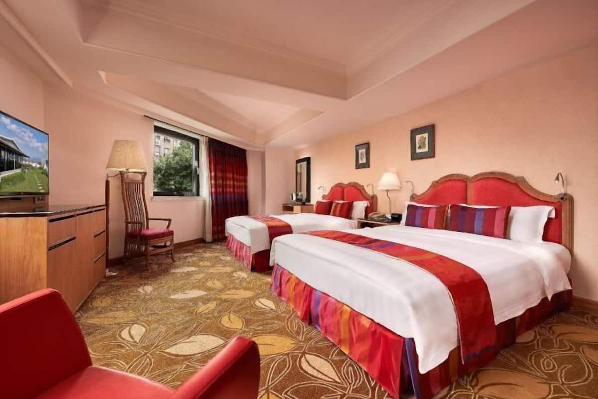 2 bedrooms, premium bedding, minibar, in-room safe