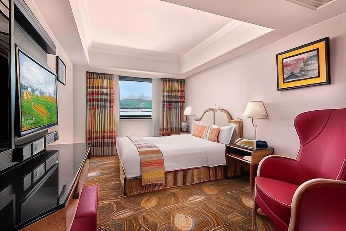 2 bedrooms, premium bedding, minibar, in-room safe