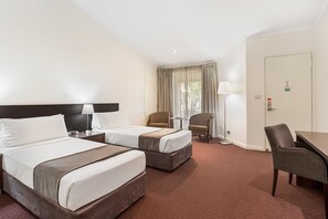 Minibar, coffres-forts dans les chambres, bureau