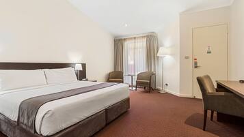 Minibar, Zimmersafe, Schreibtisch, laptopgeeigneter Arbeitsplatz