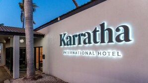 La façade de l’hôtel Karratha International, avec une enseigne bien visible portant son nom.