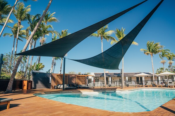 Piscine extérieure, parasols de plage, chaises longues