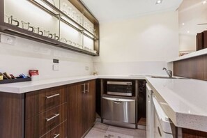 Premier-Suite, 1 King-Bett | Eigene Kochnische