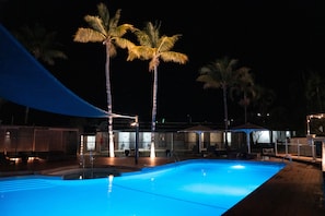 Outdoor pool, pool umbrellas, pool loungers - Karratha International Hotel (Pegs Creek)