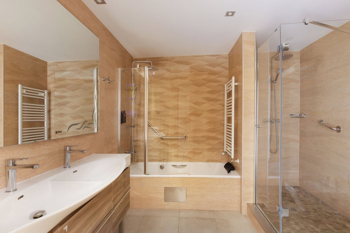 junior room | bathroom | rainfall showerhead, eco-friendly toiletries, hair dryer, towels