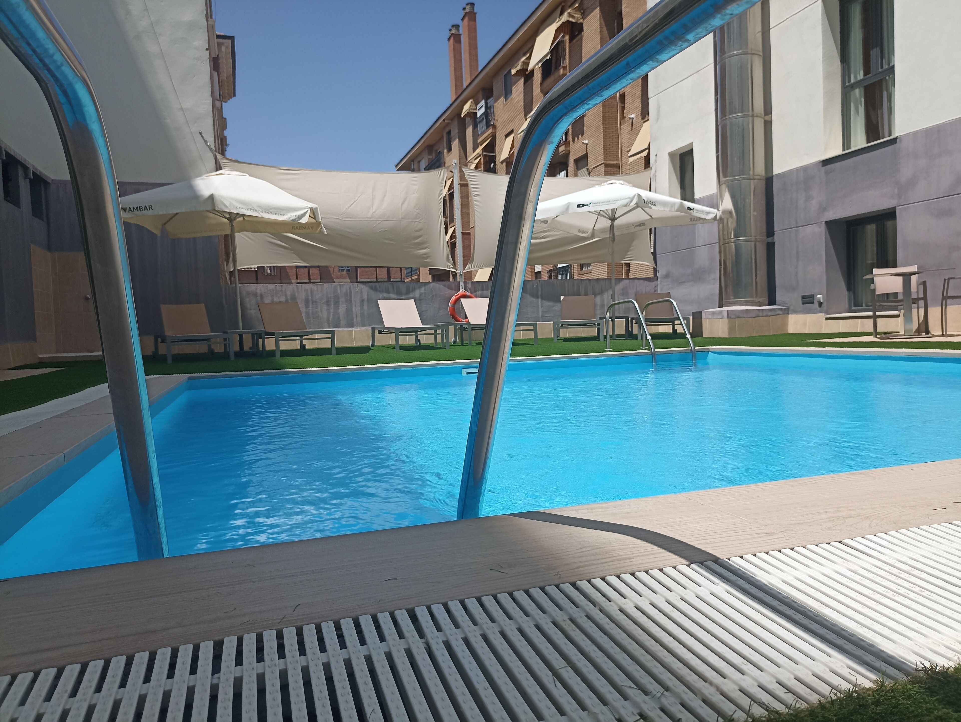 季節性室外游泳池，開放時間為 10:00 至 20:00，提供日光浴躺椅