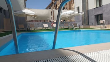 Piscine extérieure (ouverte en saison), chaises longues