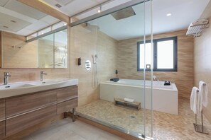 Suite | Bathroom | Rainfall showerhead, eco-friendly toiletries, hair dryer, towels - Hotel Pedro I de Aragón (Huesca)