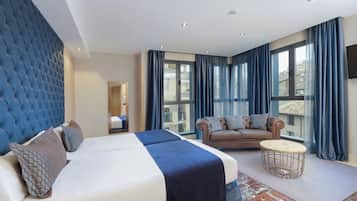 Junior kamer | Een kluis op de kamer, een bureau, een laptopwerkplek