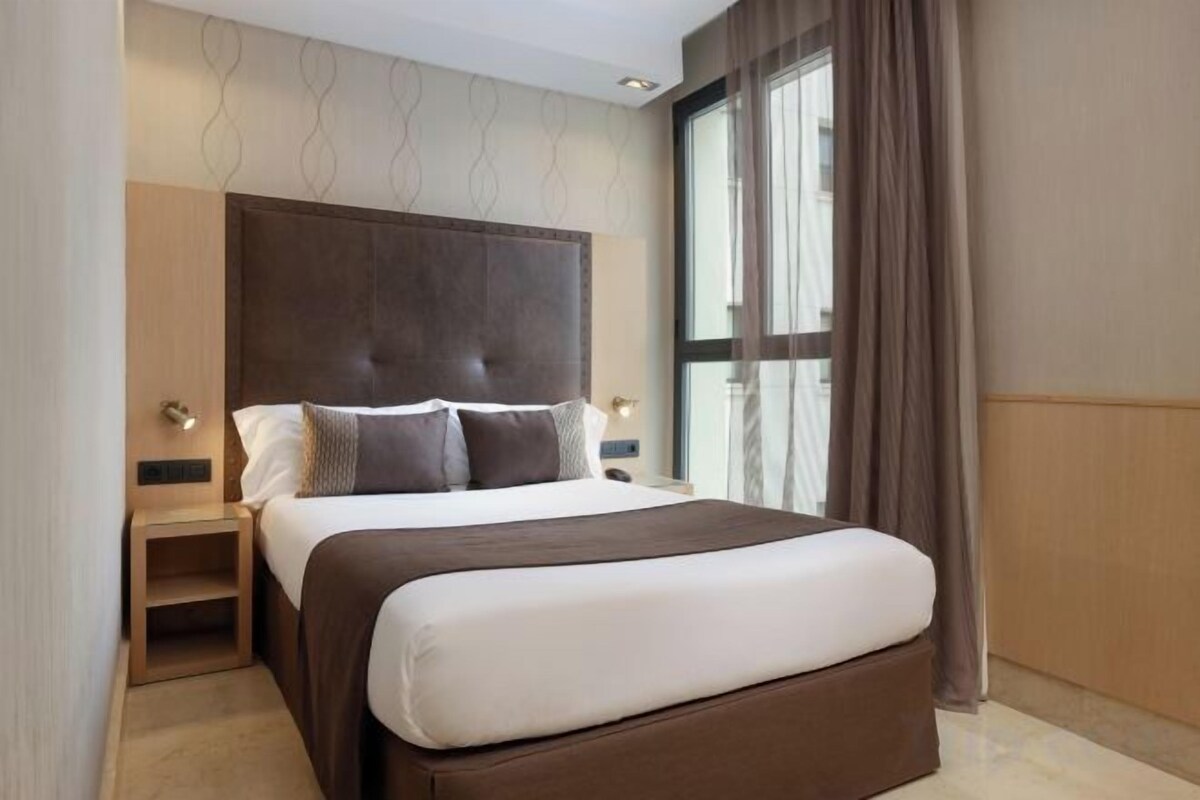 In-room safe, desk, laptop workspace, blackout drapes