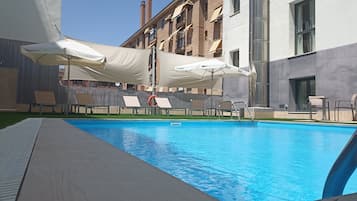 Piscine extérieure (ouverte en saison), chaises longues
