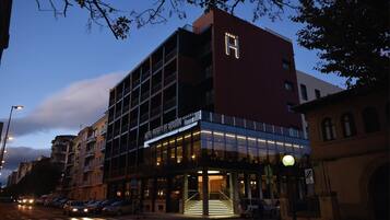 Fachada de la propiedad por la tarde o noche