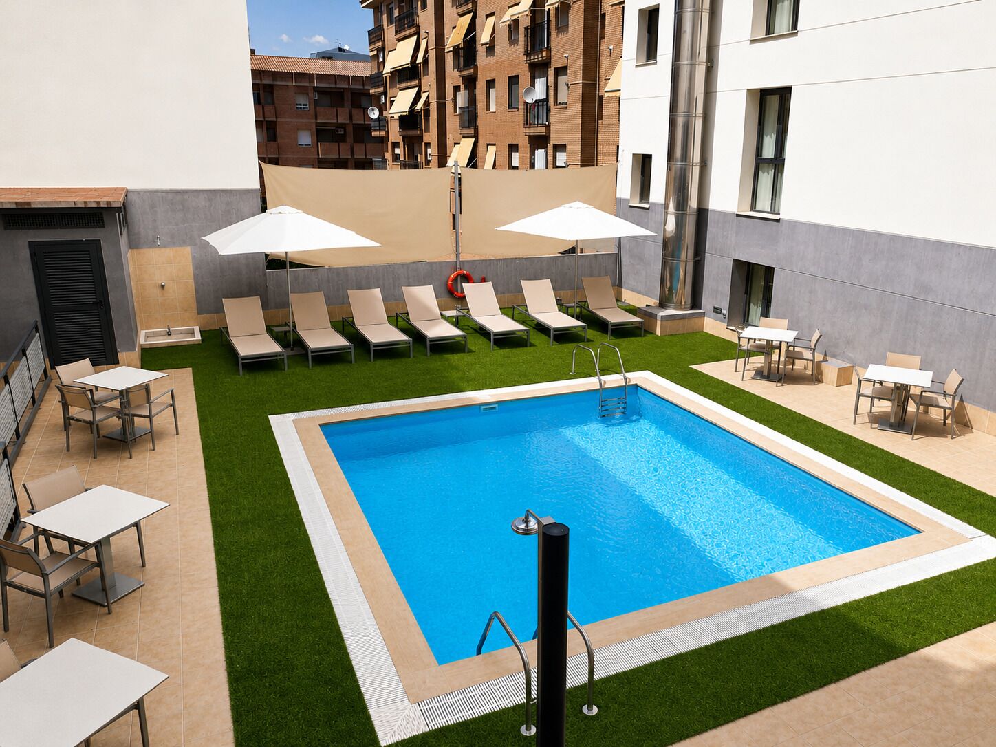 Piscina externa sazonal, funciona das 10h às 20h, espreguiçadeiras