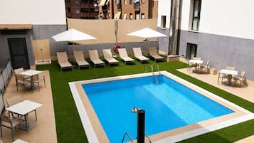 Piscina externa sazonal, funciona das 10h às 20h, espreguiçadeiras