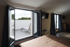 Habitación doble superior | 1 habitación, caja de seguridad en la habitación y escritorio 