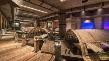 2 restaurants; breakfast, lunch, and dinner served