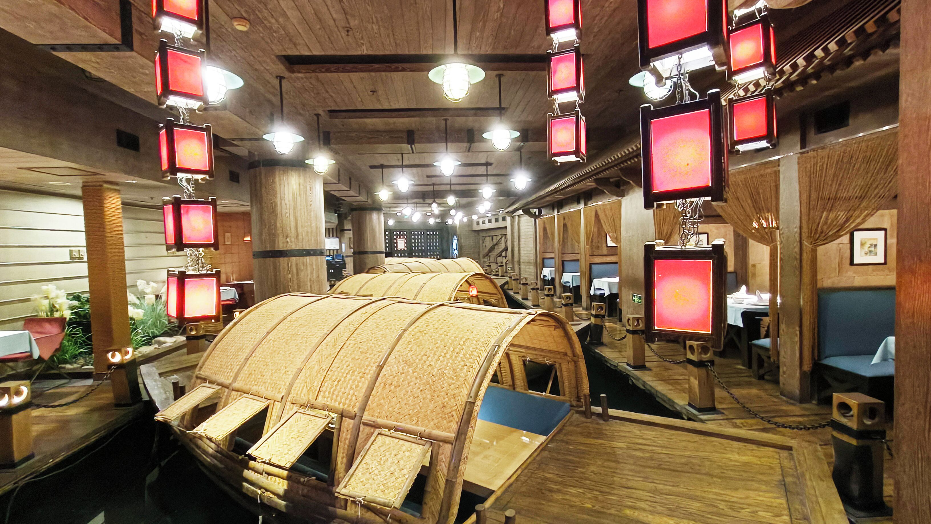 2 nhà hàng, phục vụ bữa sáng, bữa trưa, bữa tối, món Hoa 