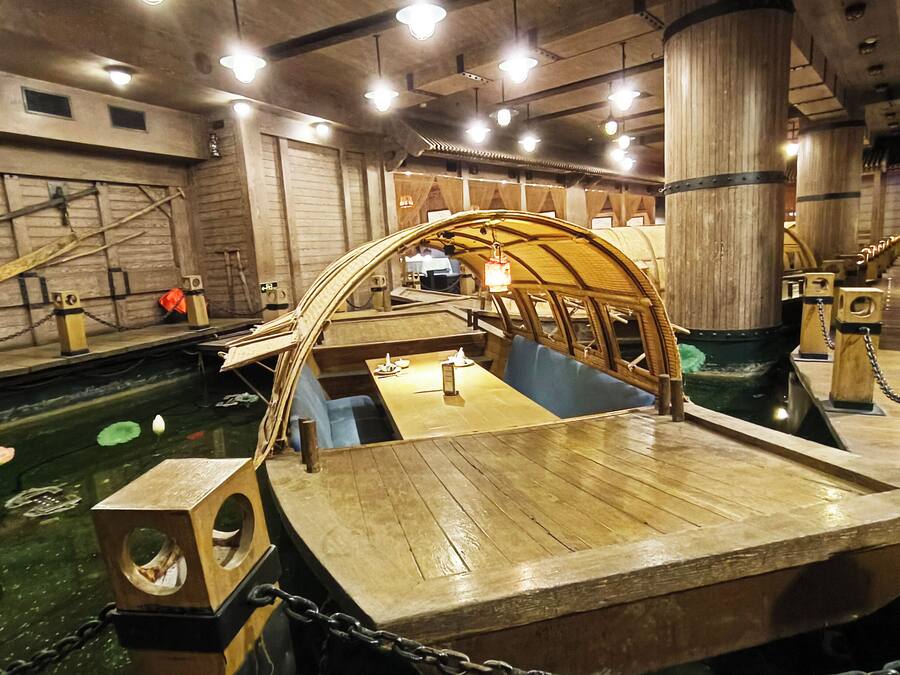 2 restaurantes, se sirven desayunos, comidas, cenas y cocina china