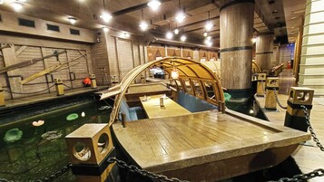 2 間餐廳；供應早餐、午餐、晚餐；中國菜