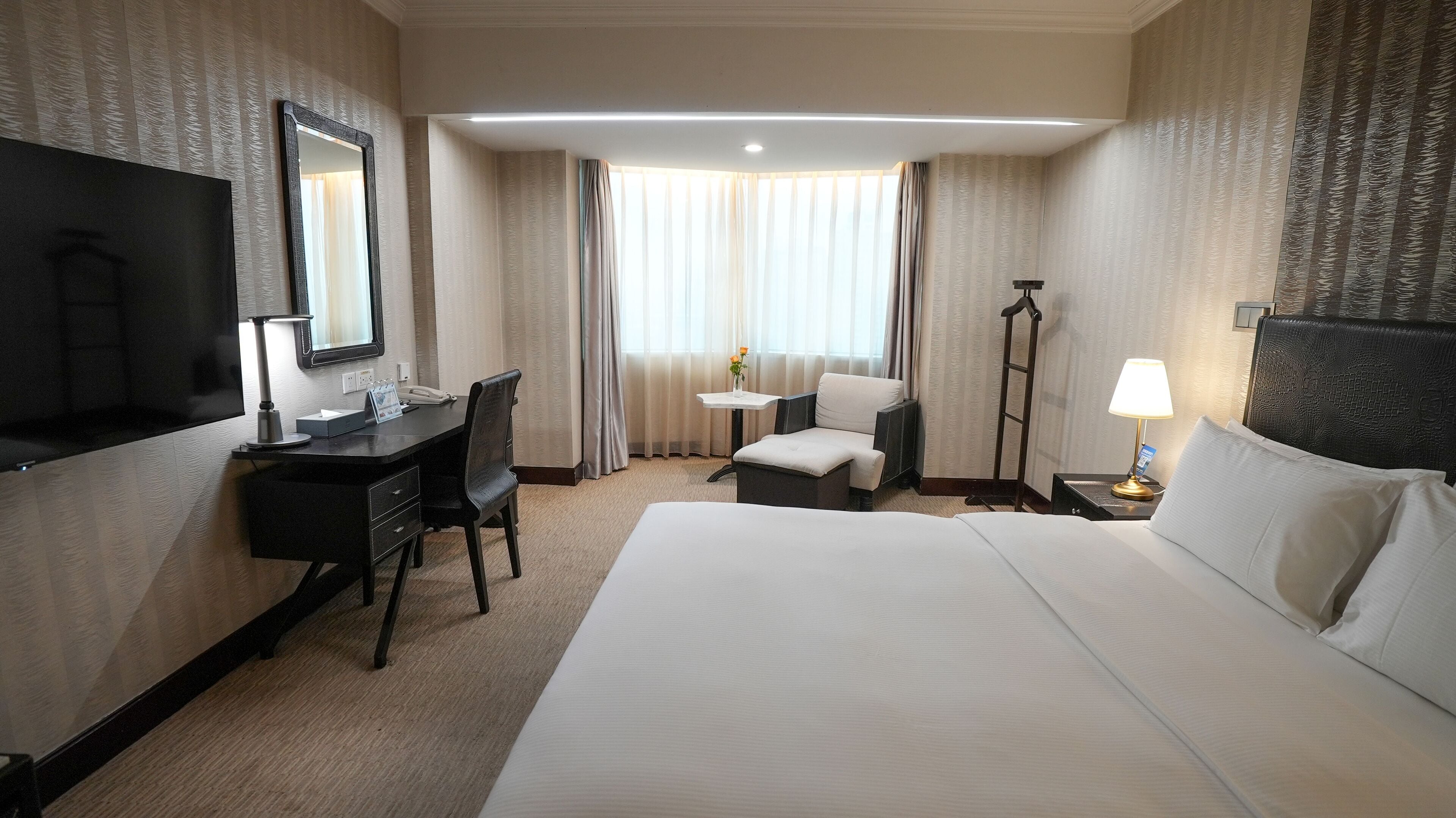 스탠다드 스위트, 시내 전망 | 미니바, 객실 내 금고, 책상, 암막 커튼