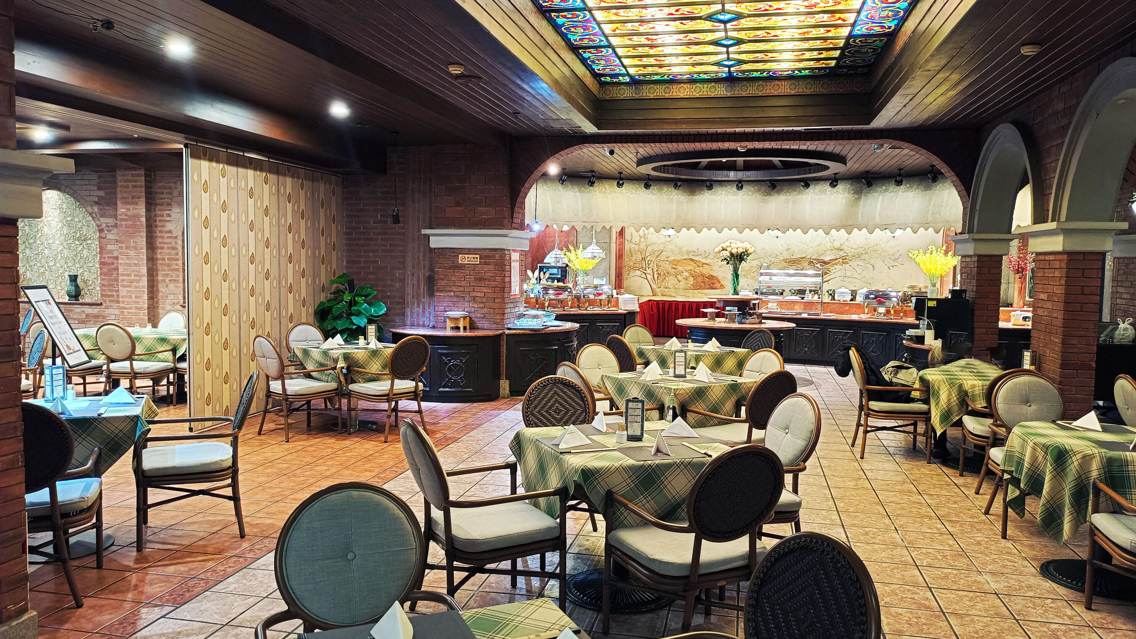 2 restaurants, breakfast served