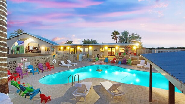 A pool area with lounge chairs and a building with a sign that reads "No Diving Allowed". - Hotel McCoy Tucson - Art, Coffee, Beer, Wine (Tucson)