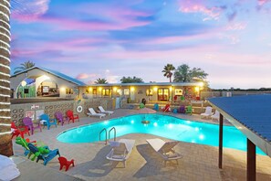 A pool area with lounge chairs and a building with a sign that reads "No Diving Allowed". - Hotel McCoy Tucson - Art, Coffee, Beer, Wine (Tucson)