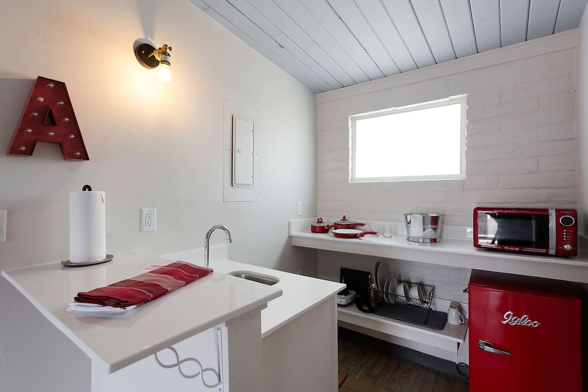 design room, 1 king bed, kitchenette | private kitchenette | fridge, high chair