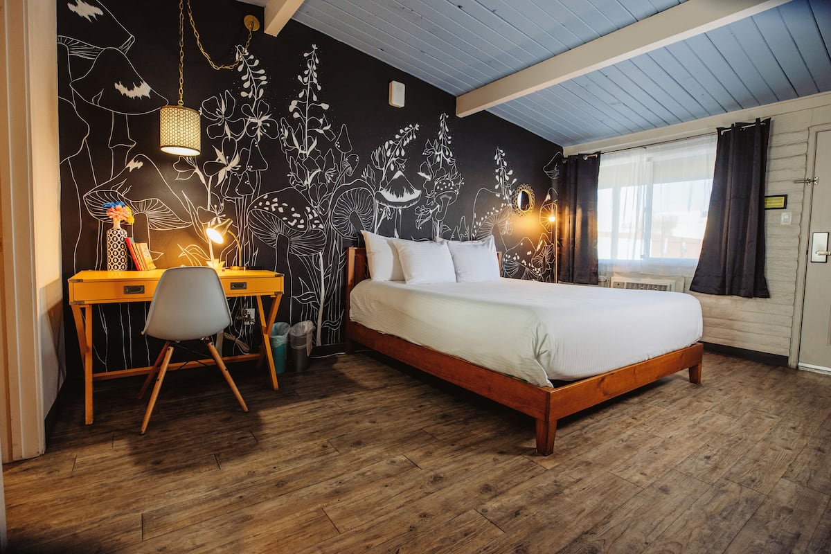 design room, 1 king bed, kitchenette | 1 bedroom, premium bedding, memory-foam beds, individually decorated