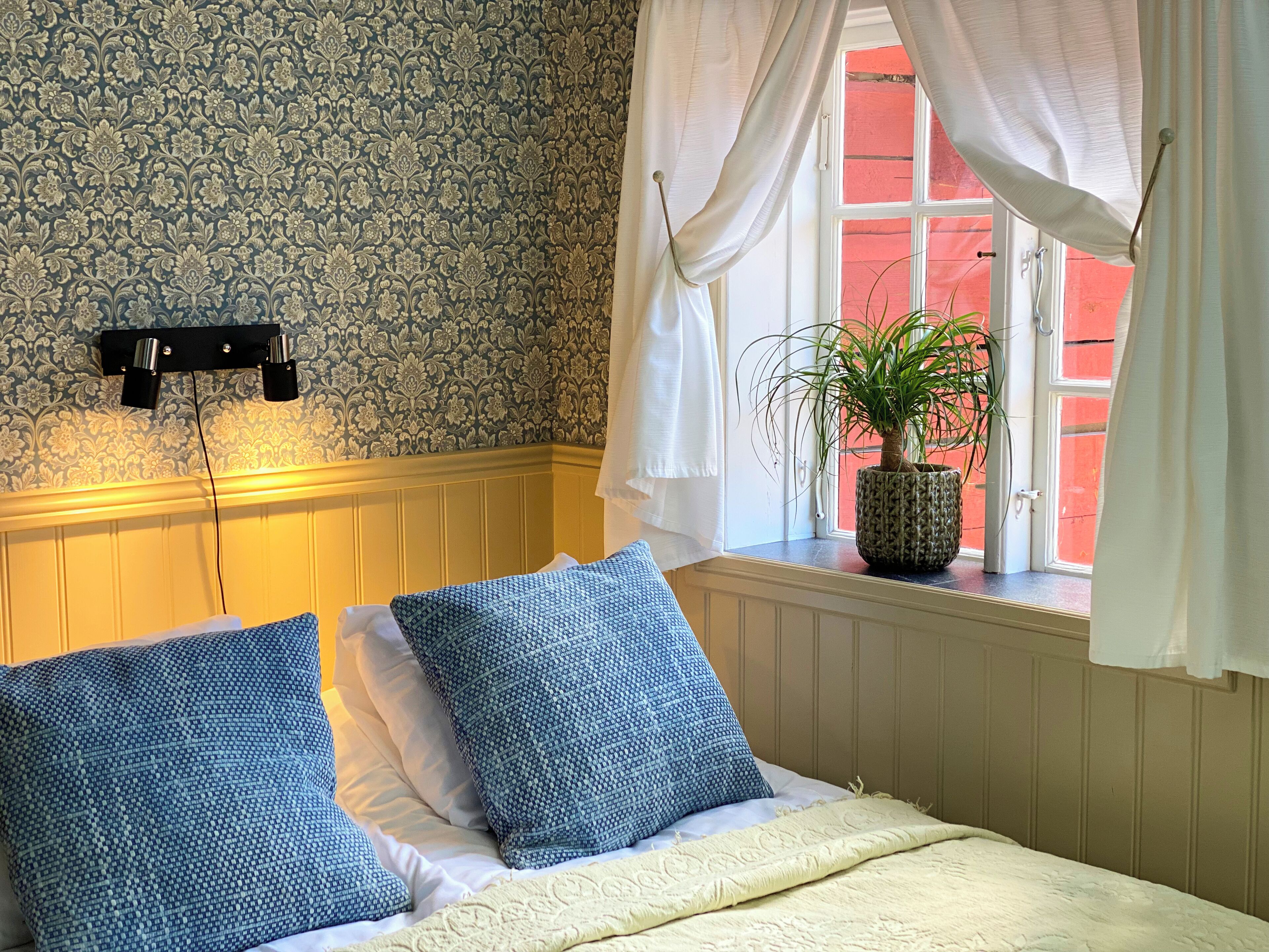 economy double room, 1 double bed (small queen bed) | 1 bedroom, individually decorated, individually furnished, desk