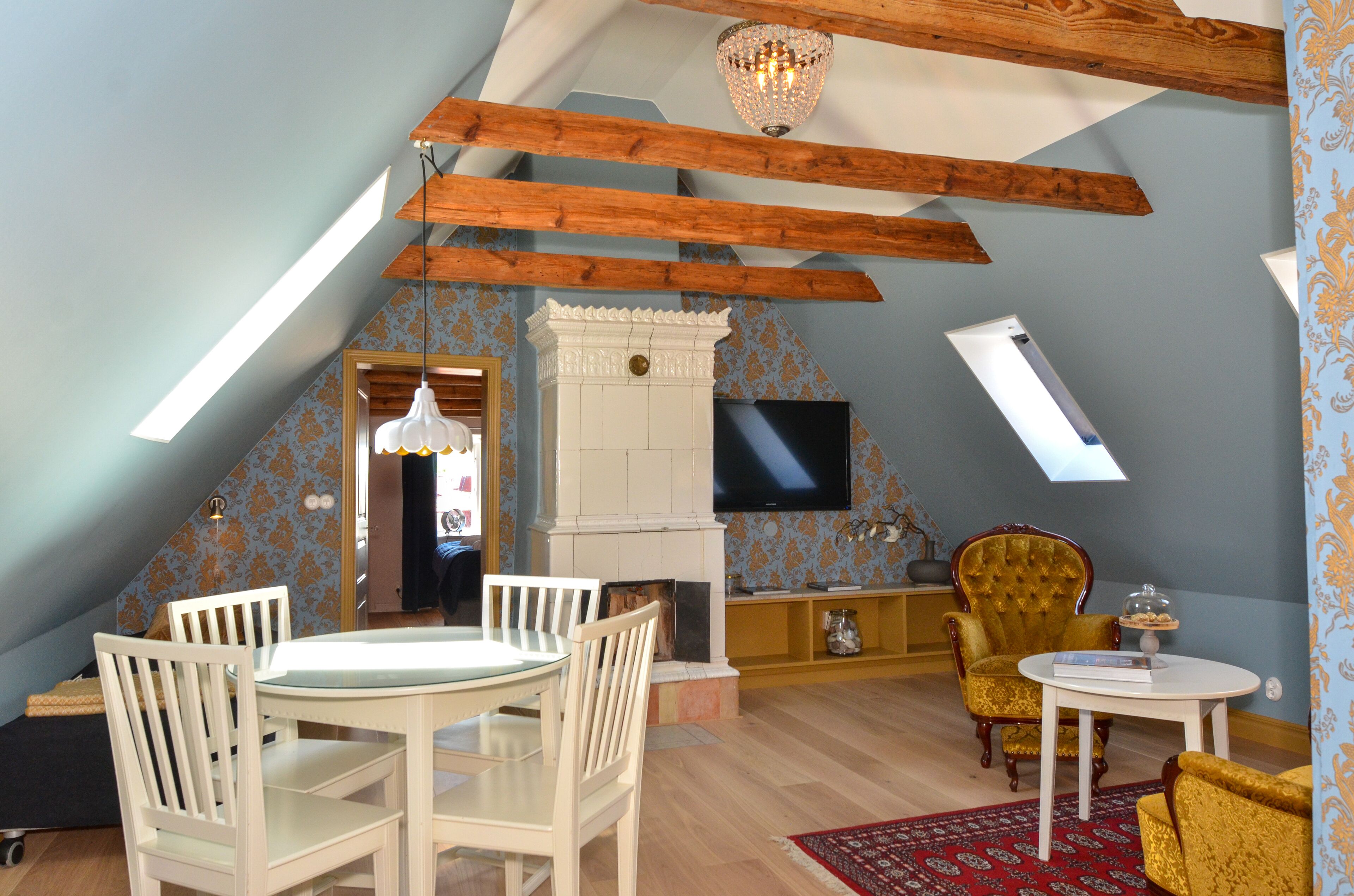 Suite | Individueel gedecoreerd, individueel gemeubileerd, een bureau