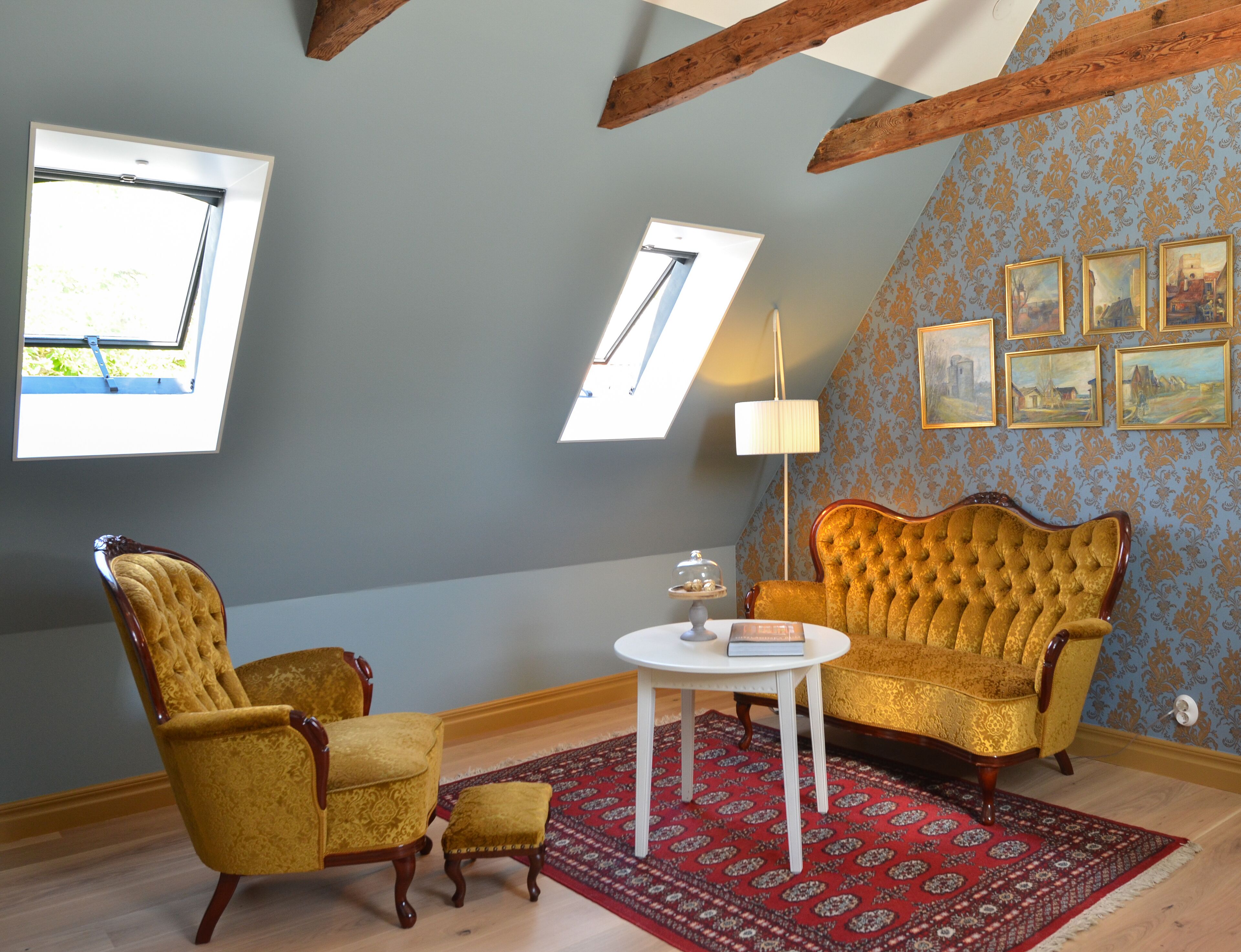 suite | 1 bedroom, individually decorated, individually furnished, desk