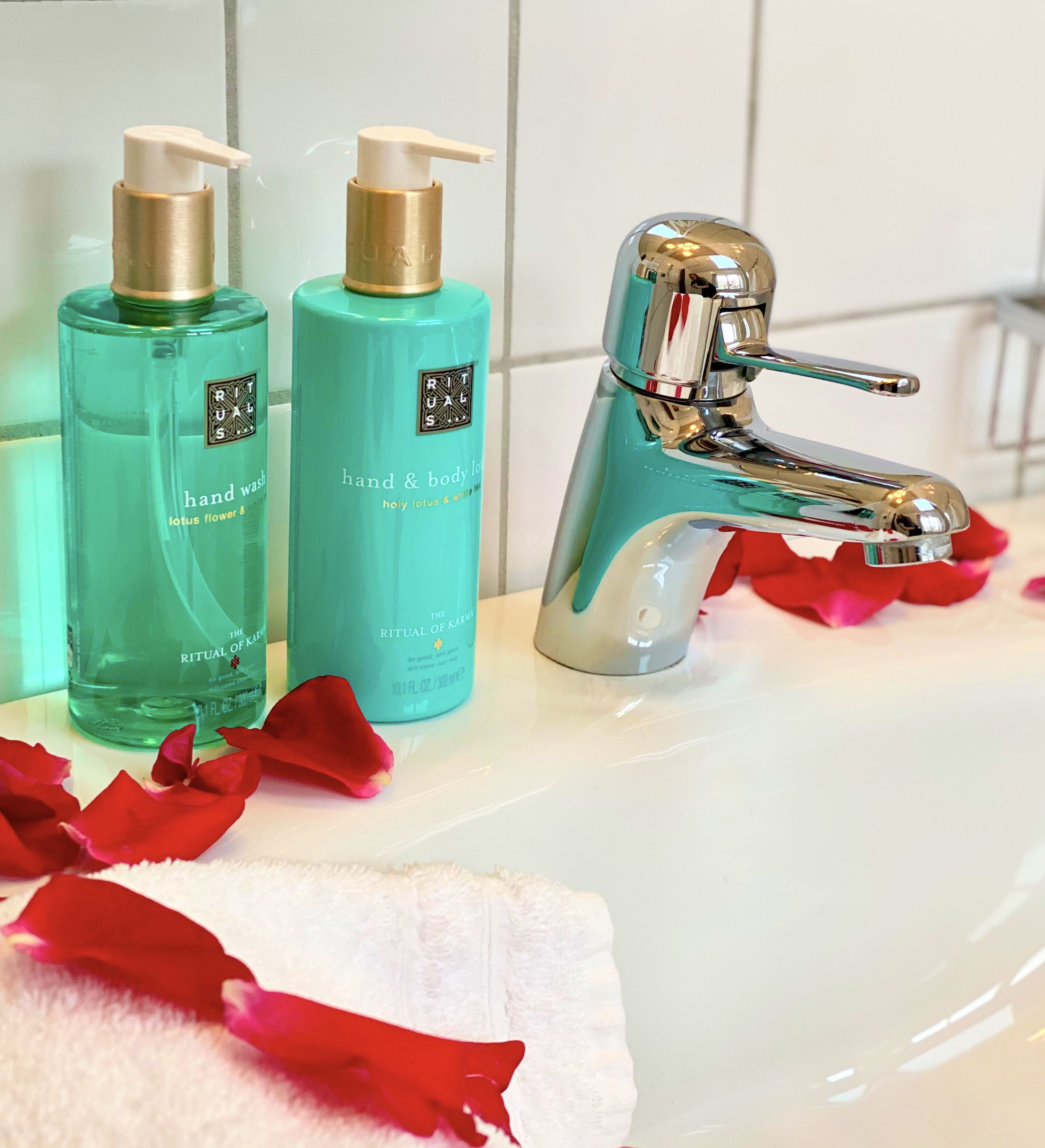 economy double room, 1 double bed (small queen bed) | bathroom | shower, eco-friendly toiletries, hair dryer, bathrobes