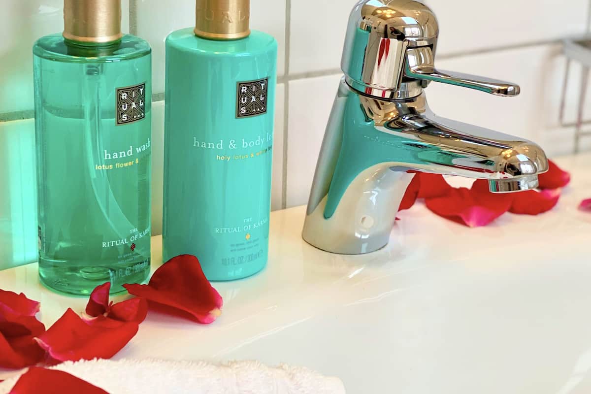 economy double room, 1 double bed (small queen bed) | bathroom | shower, eco-friendly toiletries, hair dryer, bathrobes