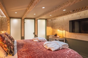 17th-Century Cellar - no windows | 1 bedroom, individually decorated, individually furnished, desk