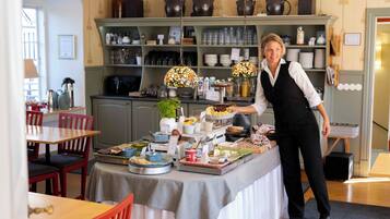 بوفيه فطور مجانًا يوميًا