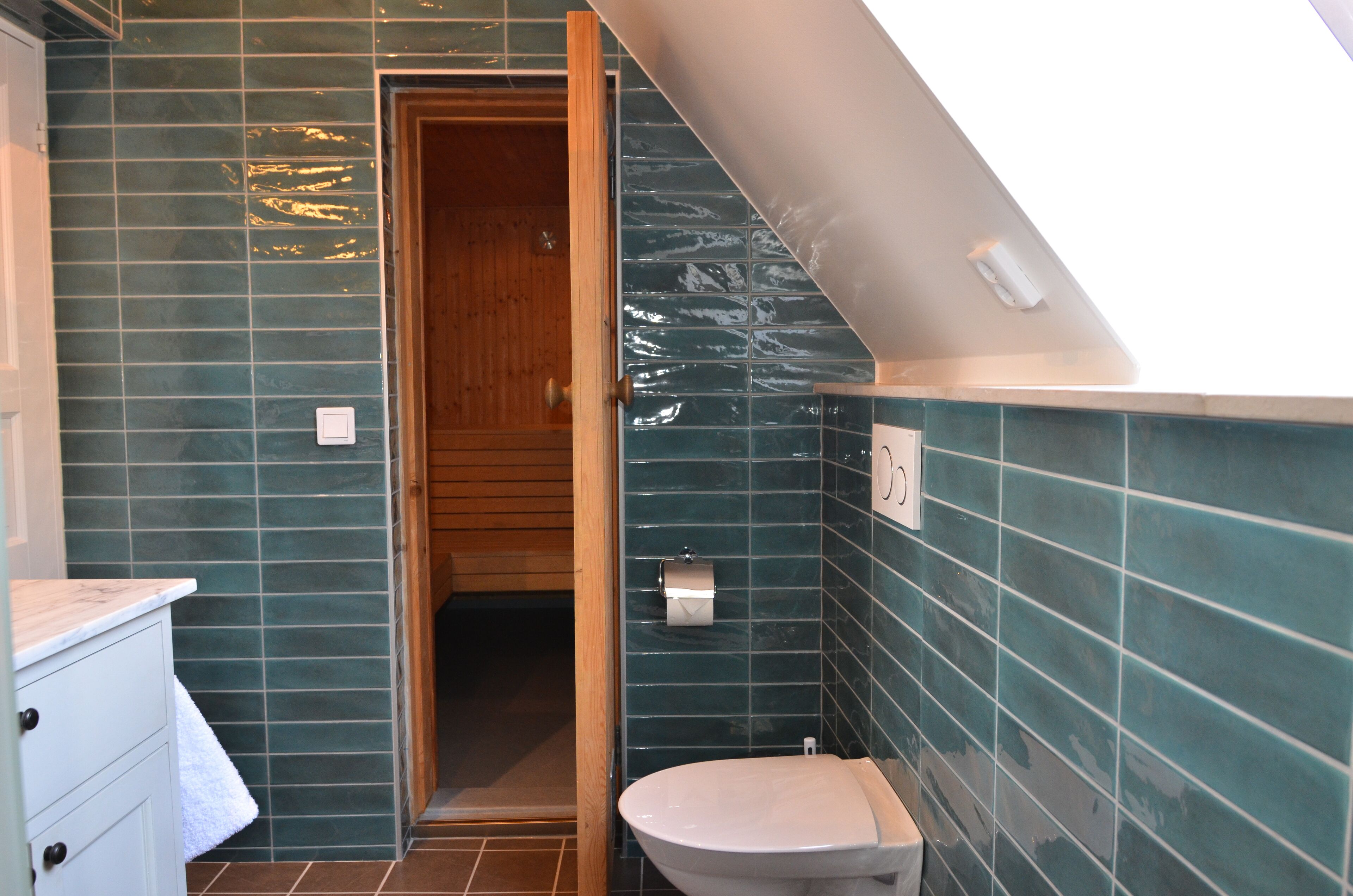 suite | bathroom | shower, eco-friendly toiletries, hair dryer, bathrobes