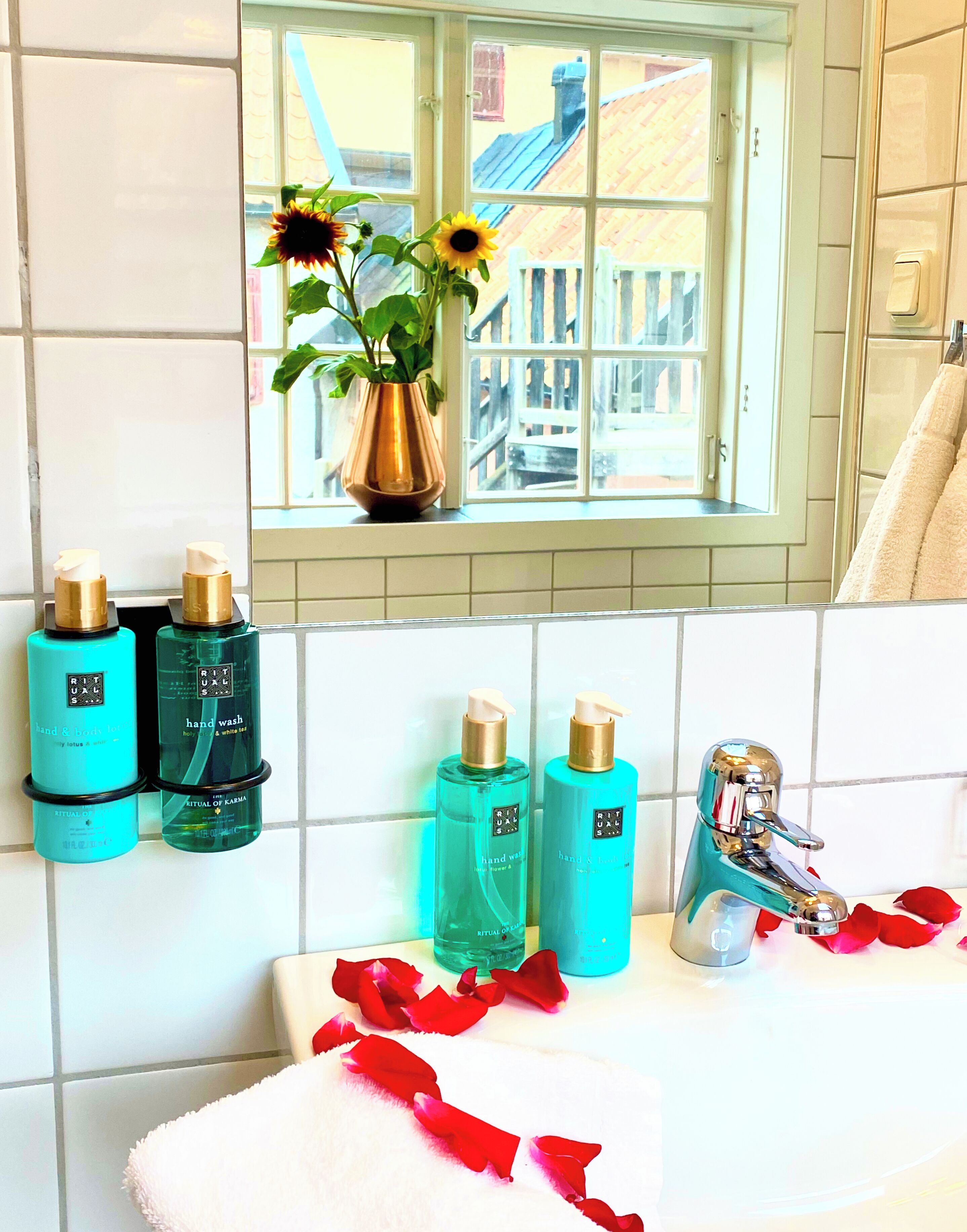 twin room | bathroom | shower, eco-friendly toiletries, hair dryer, bathrobes
