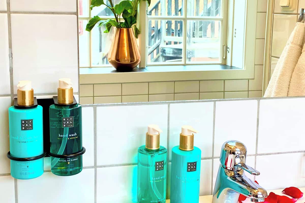 twin room | bathroom | shower, eco-friendly toiletries, hair dryer, bathrobes