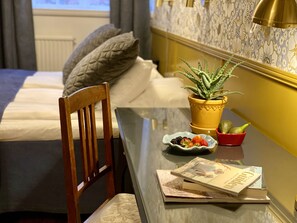 Habitación superior con 2 camas individuales | Decoración personalizada, muebles diferentes y escritorio