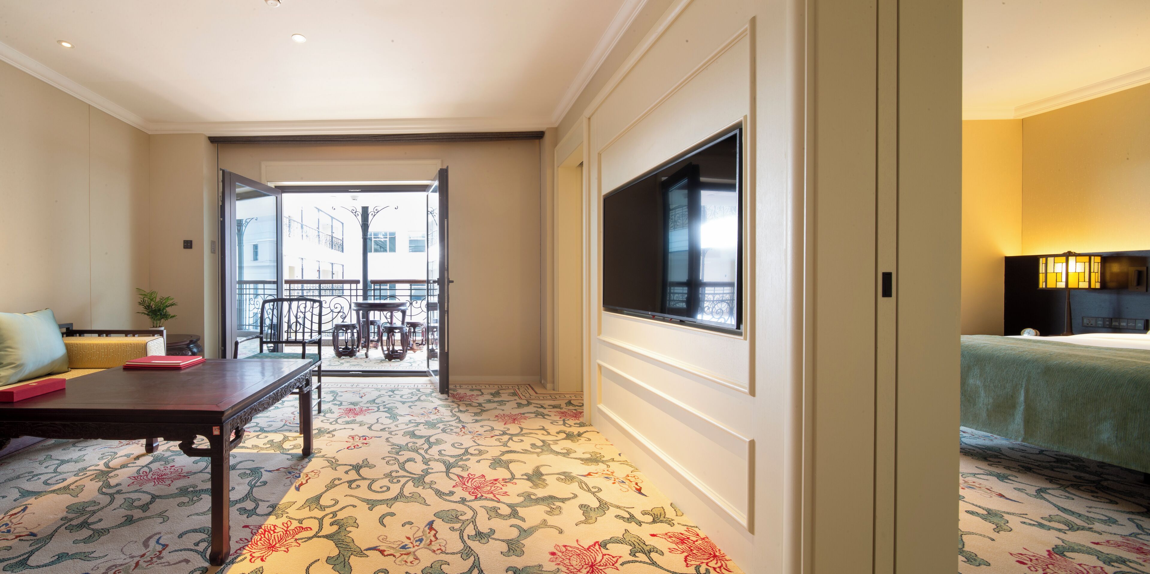 Deluxe Suite | Living area | LCD TV